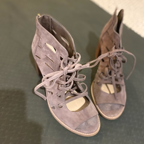 Vince Camuto heels Never worn! Great condition! - Picture 2 of 6